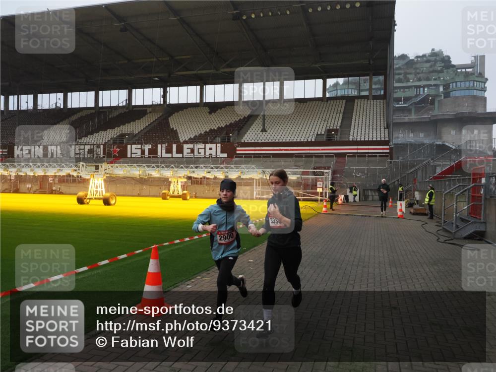 07.12.2025 - St. Pauli X-Mass-Run No. 15 Fabian Wolf http://msf.ph/oto/9373421 07.12.2025 09:54:12 Ziel 1375, 2651, 2900, 3338 meine-sportfotos.de