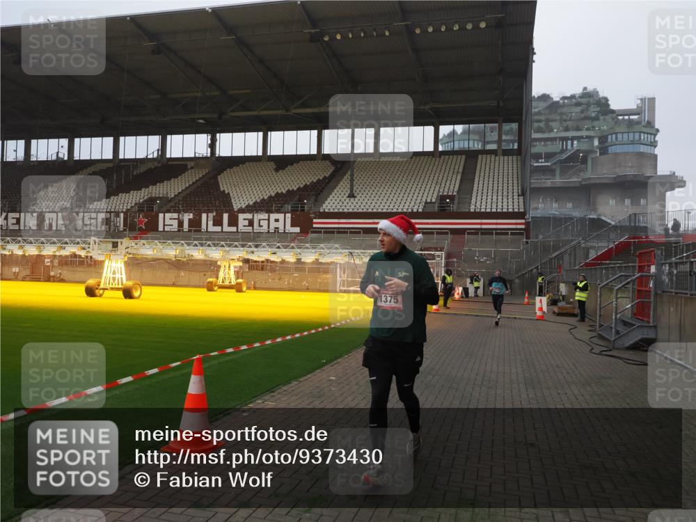 07.12.2025 - St. Pauli X-Mass-Run No. 15 Fabian Wolf http://msf.ph/oto/9373430 07.12.2025 09:54:19 Ziel 1375, 2036, 2900, 3338 meine-sportfotos.de