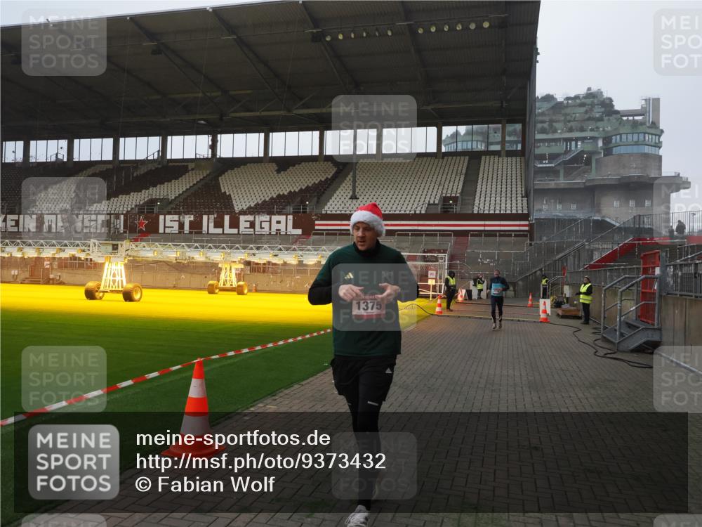 07.12.2025 - St. Pauli X-Mass-Run No. 15 Fabian Wolf http://msf.ph/oto/9373432 07.12.2025 09:54:20 Ziel 1375, 2036, 2900, 3338 meine-sportfotos.de