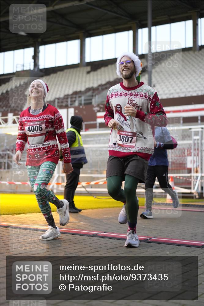 07.12.2025 - St. Pauli X-Mass-Run No. 15 Patografie http://msf.ph/oto/9373435 07.12.2025 12:03:23 Ziel 267, 3282, 3807, 3937, 3941, 3943, 4006, 4022, 4024, 4241, 4247, 4726, 4731, 4732, 4741, 4746, 5007 meine-sportfotos.de