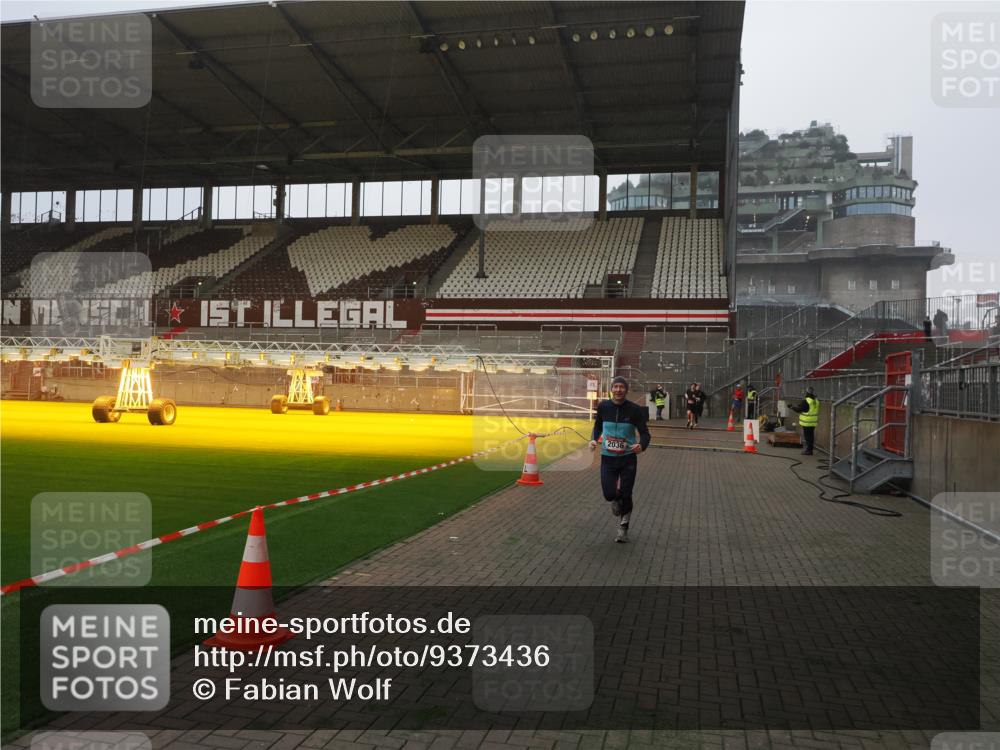 07.12.2025 - St. Pauli X-Mass-Run No. 15 Fabian Wolf http://msf.ph/oto/9373436 07.12.2025 09:54:23 Ziel 1375, 2036, 2900, 3338 meine-sportfotos.de