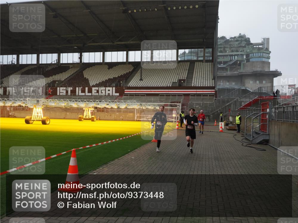 07.12.2025 - St. Pauli X-Mass-Run No. 15 Fabian Wolf http://msf.ph/oto/9373448 07.12.2025 09:54:28 Ziel 1375, 2036, 2133, 2209, 2900, 3310, 3338 meine-sportfotos.de