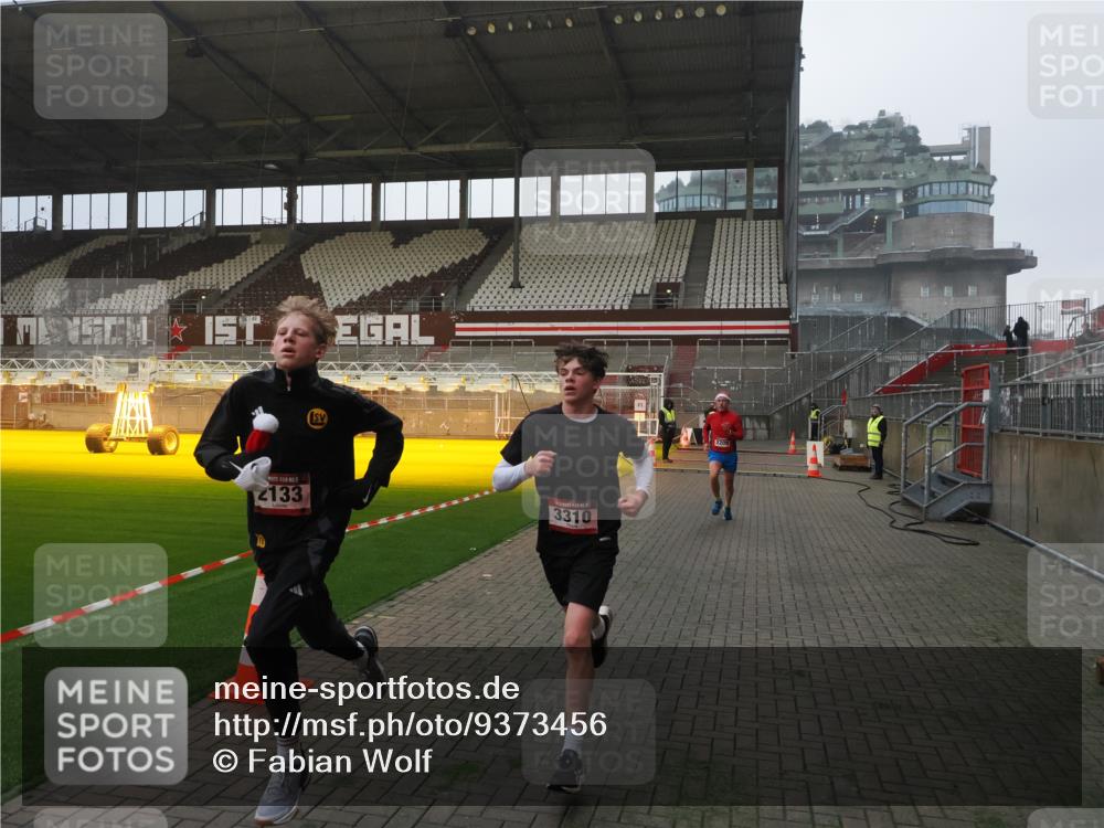 07.12.2025 - St. Pauli X-Mass-Run No. 15 Fabian Wolf http://msf.ph/oto/9373456 07.12.2025 09:54:29 Ziel 1375, 2036, 2133, 2209, 3310 meine-sportfotos.de