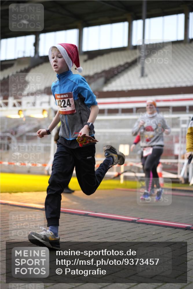 07.12.2025 - St. Pauli X-Mass-Run No. 15 Patografie http://msf.ph/oto/9373457 07.12.2025 12:03:30 Ziel 255, 258, 263, 723, 3807, 4006, 4022, 4221, 4224, 4241, 4247, 4726, 4731, 4732, 4746, 5007 meine-sportfotos.de