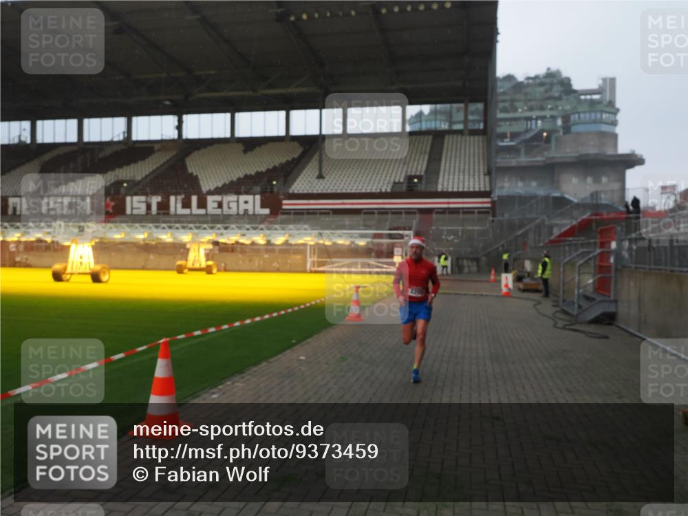 07.12.2025 - St. Pauli X-Mass-Run No. 15 Fabian Wolf http://msf.ph/oto/9373459 07.12.2025 09:54:30 Ziel 1375, 2036, 2133, 2209, 3310 meine-sportfotos.de