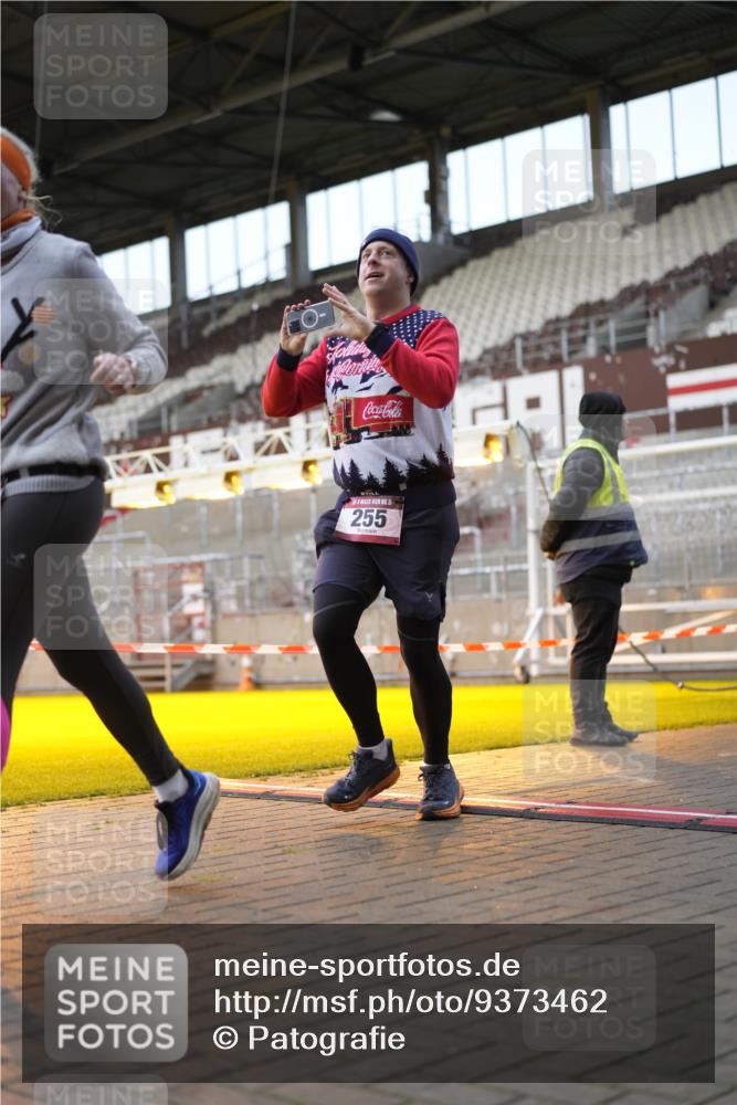 07.12.2025 - St. Pauli X-Mass-Run No. 15 Patografie http://msf.ph/oto/9373462 07.12.2025 12:03:32 Ziel 255, 258, 263, 723, 3081, 3082, 3807, 3996, 3997, 4006, 4022, 4221, 4224, 4241, 4247, 4726, 4731, 4742, 4746, 5007 meine-sportfotos.de