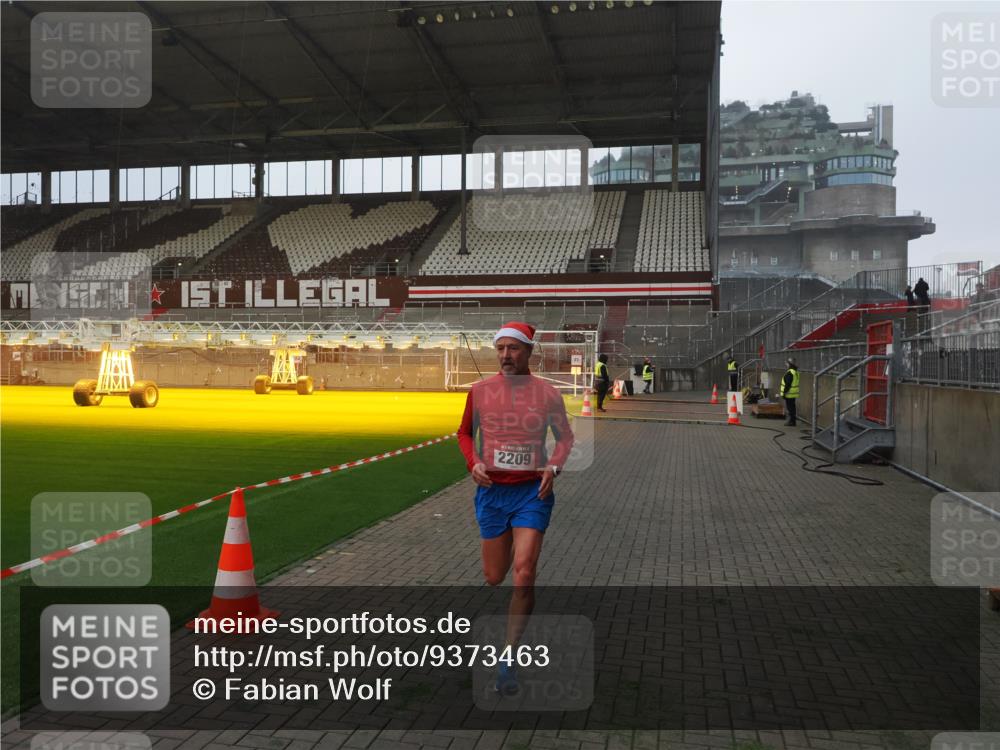 07.12.2025 - St. Pauli X-Mass-Run No. 15 Fabian Wolf http://msf.ph/oto/9373463 07.12.2025 09:54:30 Ziel 1375, 2036, 2133, 2209, 3310 meine-sportfotos.de