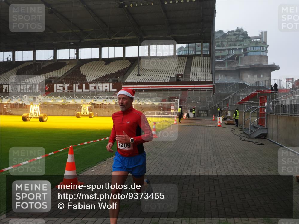 07.12.2025 - St. Pauli X-Mass-Run No. 15 Fabian Wolf http://msf.ph/oto/9373465 07.12.2025 09:54:31 Ziel 1375, 2036, 2133, 2209, 3310 meine-sportfotos.de