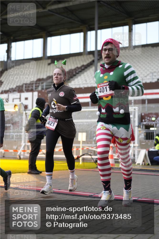 07.12.2025 - St. Pauli X-Mass-Run No. 15 Patografie http://msf.ph/oto/9373485 07.12.2025 12:03:41 Ziel 255, 258, 263, 723, 3081, 3082, 3316, 3317, 3994, 3996, 3997, 4011, 4021, 4221, 4224, 4247, 4742, 4746 meine-sportfotos.de