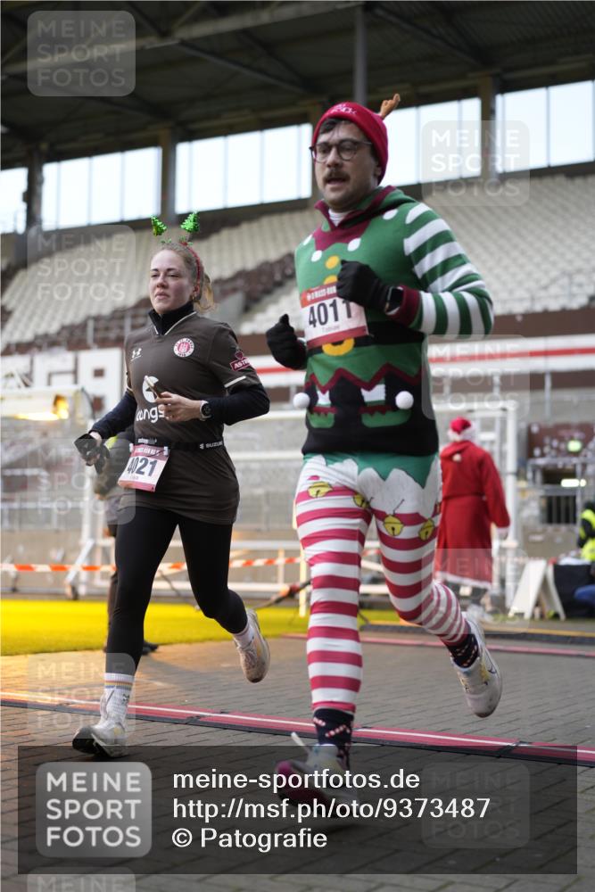 07.12.2025 - St. Pauli X-Mass-Run No. 15 Patografie http://msf.ph/oto/9373487 07.12.2025 12:03:41 Ziel 255, 258, 263, 723, 3081, 3082, 3316, 3317, 3994, 3996, 3997, 4011, 4021, 4221, 4224, 4247, 4742, 4746 meine-sportfotos.de