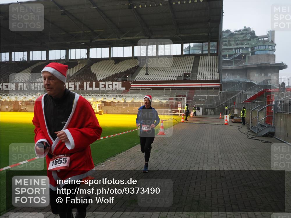 07.12.2025 - St. Pauli X-Mass-Run No. 15 Fabian Wolf http://msf.ph/oto/9373490 07.12.2025 09:54:48 Ziel 1649, 1655, 1722, 2703 meine-sportfotos.de