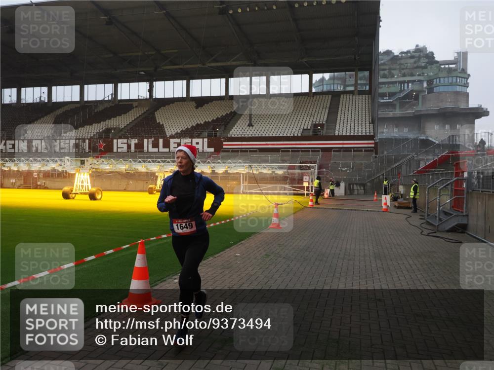 07.12.2025 - St. Pauli X-Mass-Run No. 15 Fabian Wolf http://msf.ph/oto/9373494 07.12.2025 09:54:48 Ziel 1649, 1655, 1722, 2703 meine-sportfotos.de