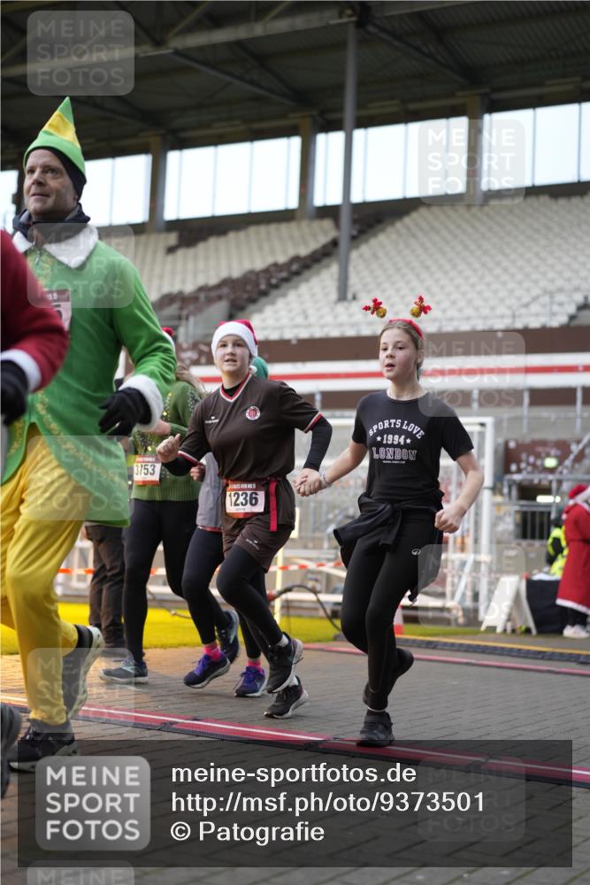 07.12.2025 - St. Pauli X-Mass-Run No. 15 Patografie http://msf.ph/oto/9373501 07.12.2025 12:03:55 Ziel 1236, 1357, 3753, 3851, 4011, 4021, 4047, 4049, 4131, 4365, 4367 meine-sportfotos.de