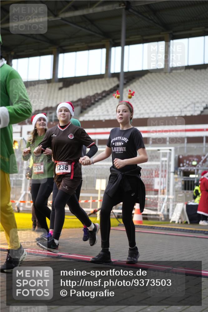 07.12.2025 - St. Pauli X-Mass-Run No. 15 Patografie http://msf.ph/oto/9373503 07.12.2025 12:03:55 Ziel 1236, 1357, 3753, 3851, 4011, 4021, 4047, 4049, 4131, 4365, 4367 meine-sportfotos.de