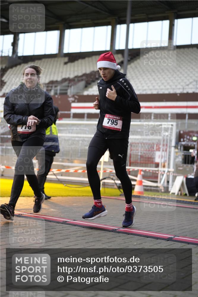 07.12.2025 - St. Pauli X-Mass-Run No. 15 Patografie http://msf.ph/oto/9373505 07.12.2025 12:04:01 Ziel 778, 795, 923, 1236, 1357, 2091, 2398, 3121, 3705, 3753, 3851, 3983, 3985, 4047, 4049, 4131, 4365, 4367 meine-sportfotos.de