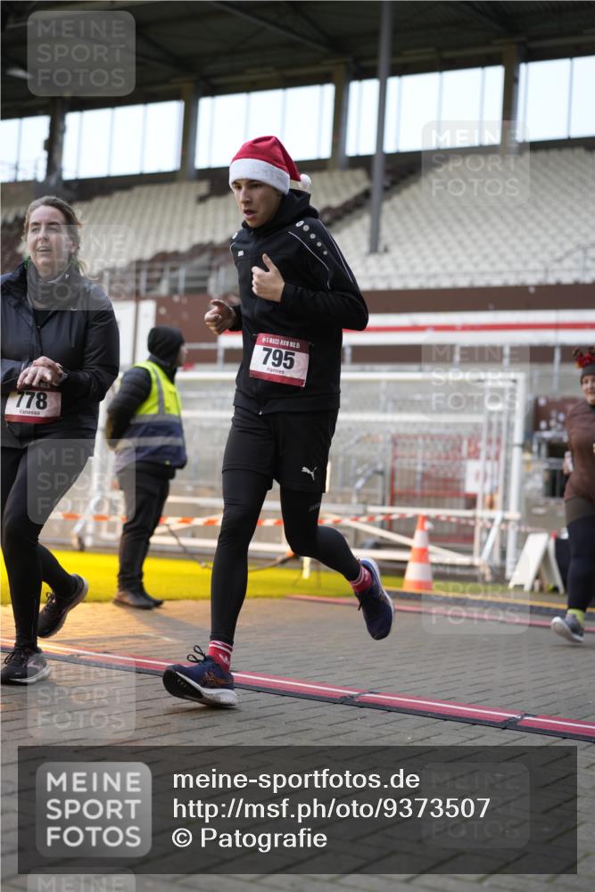 07.12.2025 - St. Pauli X-Mass-Run No. 15 Patografie http://msf.ph/oto/9373507 07.12.2025 12:04:01 Ziel 778, 795, 923, 1236, 1357, 2091, 2398, 3121, 3705, 3753, 3851, 3983, 3985, 4047, 4049, 4131, 4365, 4367 meine-sportfotos.de