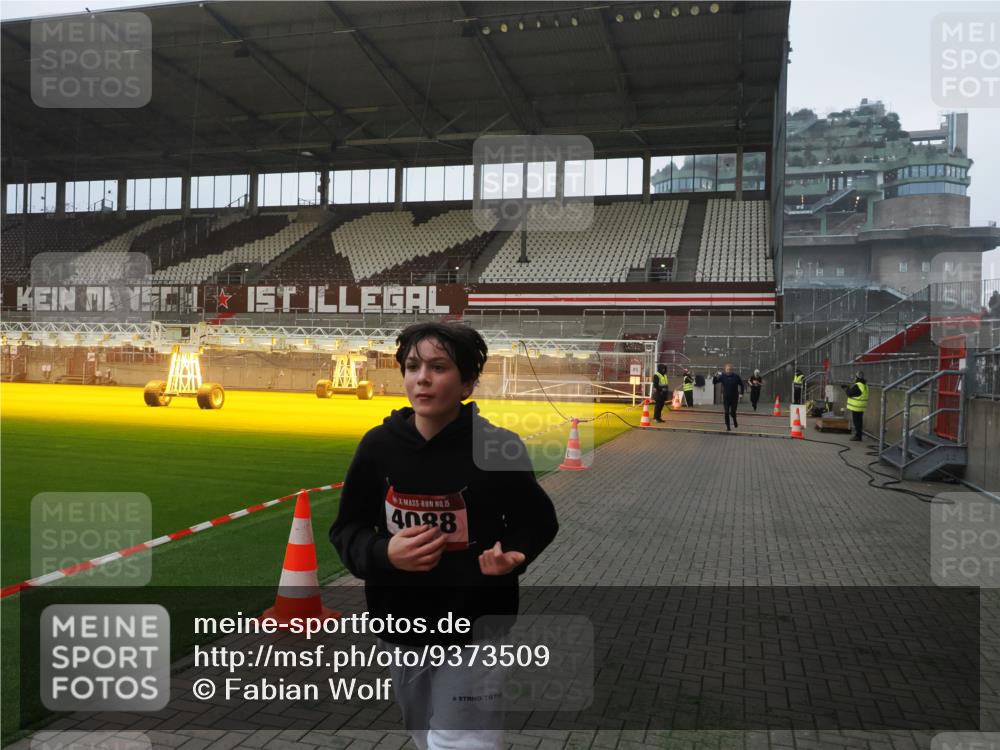 07.12.2025 - St. Pauli X-Mass-Run No. 15 Fabian Wolf http://msf.ph/oto/9373509 07.12.2025 09:55:04 Ziel 4088 meine-sportfotos.de