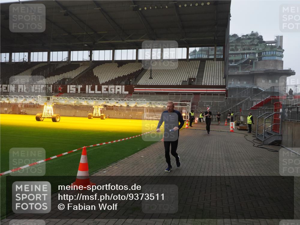 07.12.2025 - St. Pauli X-Mass-Run No. 15 Fabian Wolf http://msf.ph/oto/9373511 07.12.2025 09:55:09 Ziel 4087, 4088 meine-sportfotos.de