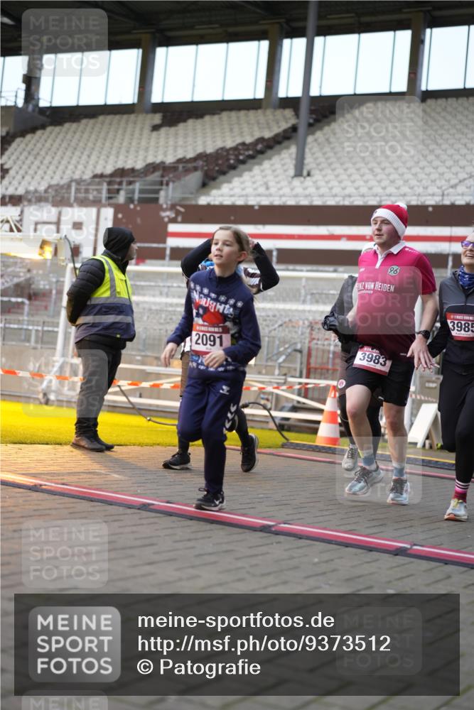 07.12.2025 - St. Pauli X-Mass-Run No. 15 Patografie http://msf.ph/oto/9373512 07.12.2025 12:04:04 Ziel 778, 795, 923, 1228, 1231, 1236, 1357, 2091, 2398, 3121, 3705, 3753, 3851, 3983, 3985, 4008, 4047, 4049, 4131, 4302, 4305, 4311, 4365, 4367 meine-sportfotos.de