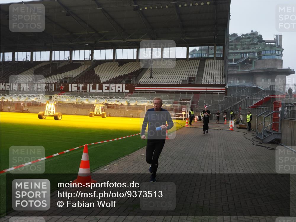 07.12.2025 - St. Pauli X-Mass-Run No. 15 Fabian Wolf http://msf.ph/oto/9373513 07.12.2025 09:55:09 Ziel 4087, 4088 meine-sportfotos.de