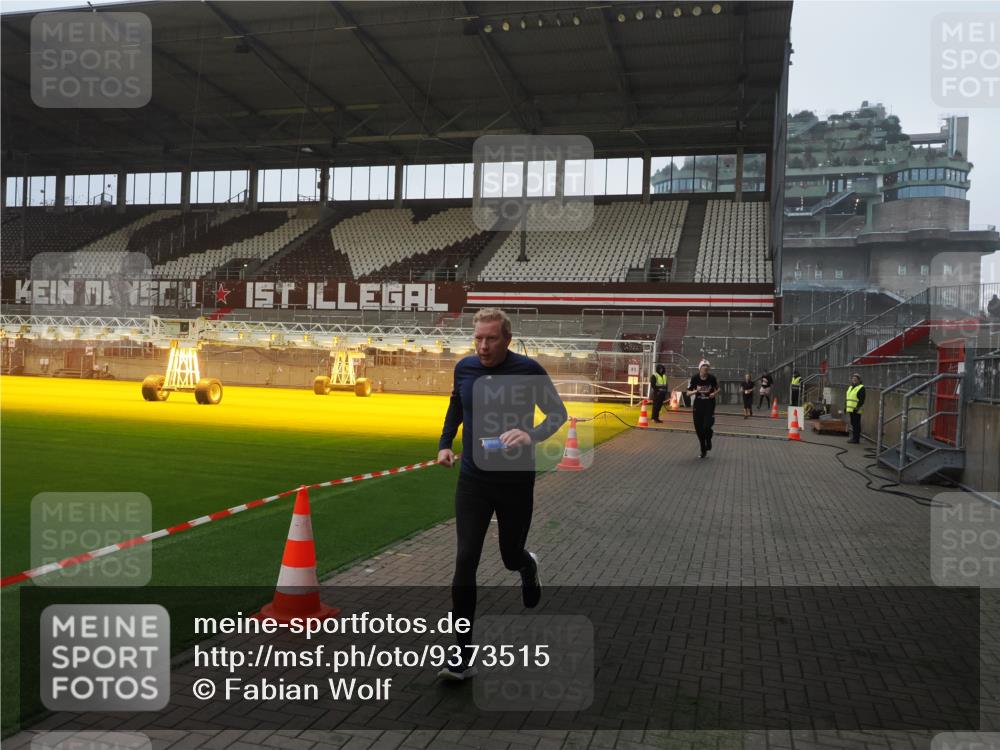 07.12.2025 - St. Pauli X-Mass-Run No. 15 Fabian Wolf http://msf.ph/oto/9373515 07.12.2025 09:55:09 Ziel 4087, 4088 meine-sportfotos.de