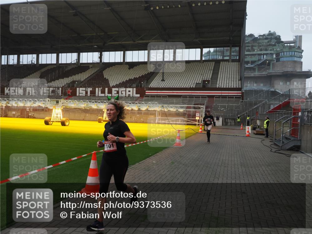 07.12.2025 - St. Pauli X-Mass-Run No. 15 Fabian Wolf http://msf.ph/oto/9373536 07.12.2025 09:55:16 Ziel 1101, 1113, 4087 meine-sportfotos.de