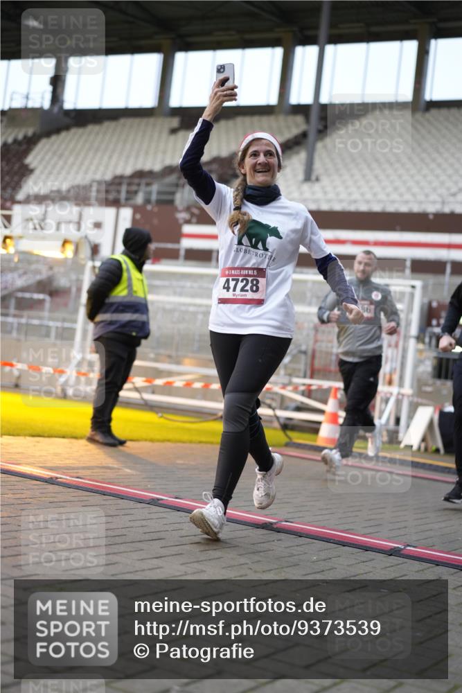 07.12.2025 - St. Pauli X-Mass-Run No. 15 Patografie http://msf.ph/oto/9373539 07.12.2025 12:04:11 Ziel 778, 795, 923, 1228, 1231, 1490, 1504, 2091, 2398, 3121, 3705, 3983, 3985, 4008, 4302, 4305, 4311, 4374, 4375, 4386, 4728 meine-sportfotos.de