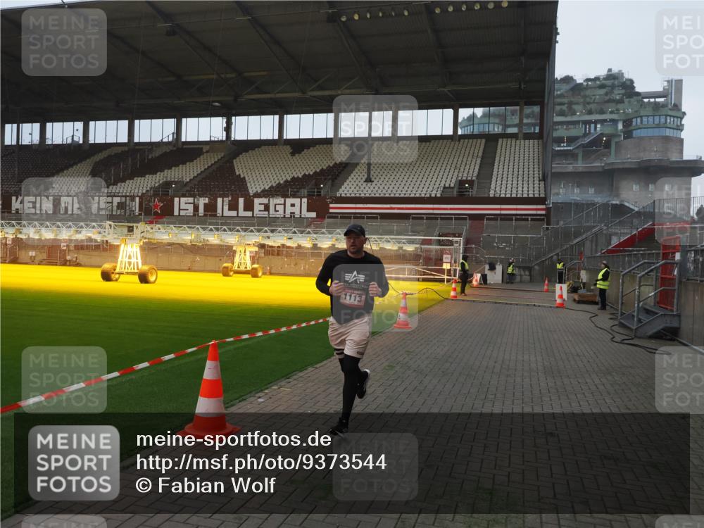 07.12.2025 - St. Pauli X-Mass-Run No. 15 Fabian Wolf http://msf.ph/oto/9373544 07.12.2025 09:55:19 Ziel 1101, 1113, 4087 meine-sportfotos.de