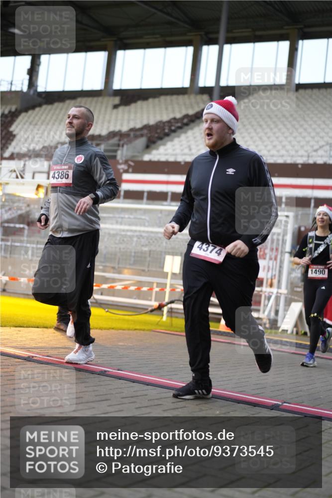 07.12.2025 - St. Pauli X-Mass-Run No. 15 Patografie http://msf.ph/oto/9373545 07.12.2025 12:04:12 Ziel 778, 795, 923, 1228, 1231, 1490, 1504, 2091, 2398, 3121, 3705, 3983, 3985, 4008, 4302, 4305, 4311, 4374, 4375, 4386, 4728 meine-sportfotos.de