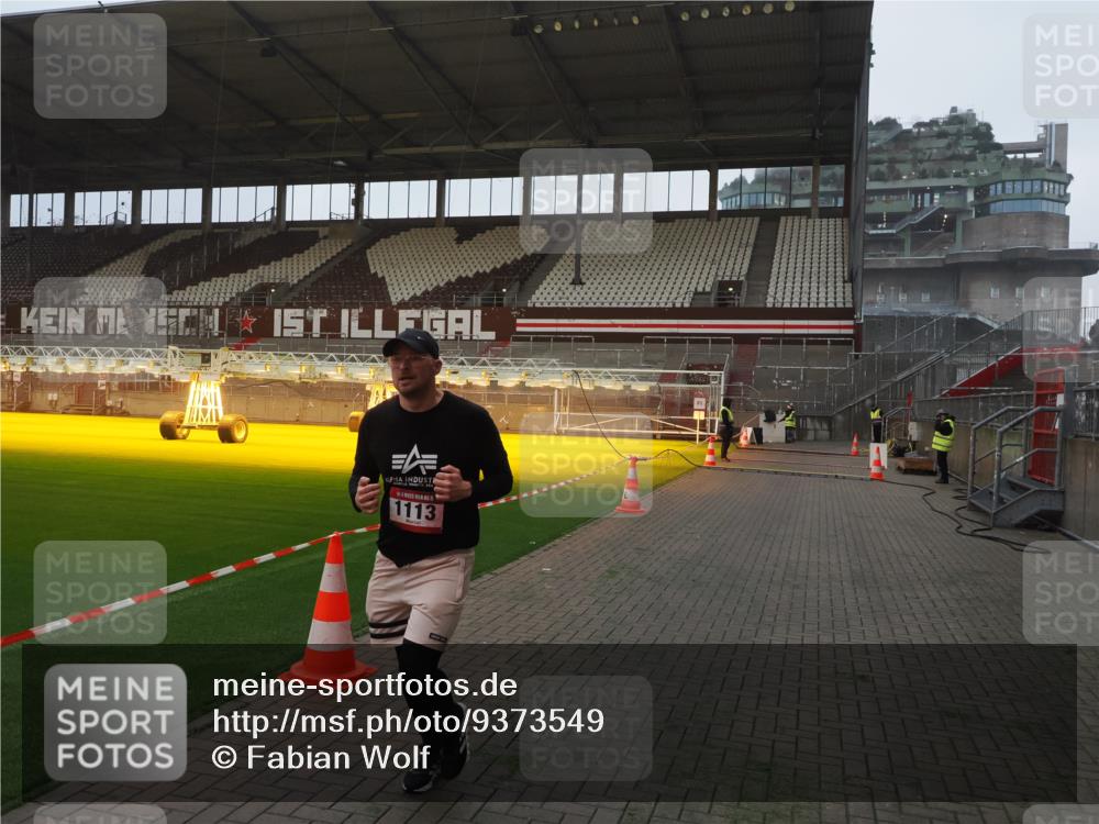 07.12.2025 - St. Pauli X-Mass-Run No. 15 Fabian Wolf http://msf.ph/oto/9373549 07.12.2025 09:55:20 Ziel 1101, 1113, 4087 meine-sportfotos.de