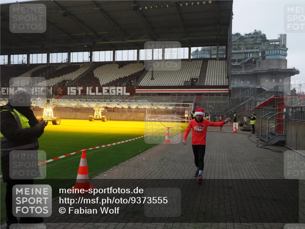 07.12.2025 - St. Pauli X-Mass-Run No. 15 Fabian Wolf http://msf.ph/oto/9373555 07.12.2025 09:55:42 Ziel 1744, 3398 meine-sportfotos.de