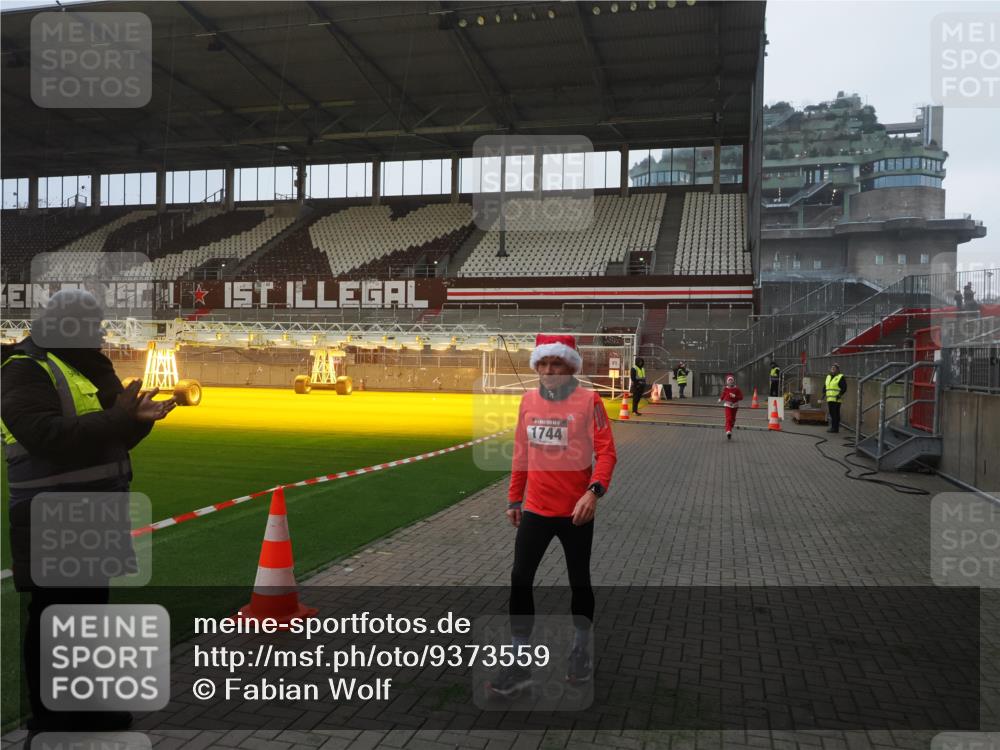 07.12.2025 - St. Pauli X-Mass-Run No. 15 Fabian Wolf http://msf.ph/oto/9373559 07.12.2025 09:55:43 Ziel 1744, 3398 meine-sportfotos.de
