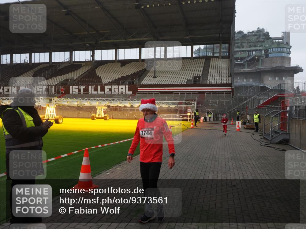 07.12.2025 - St. Pauli X-Mass-Run No. 15 Fabian Wolf http://msf.ph/oto/9373561 07.12.2025 09:55:44 Ziel 1744, 3398 meine-sportfotos.de