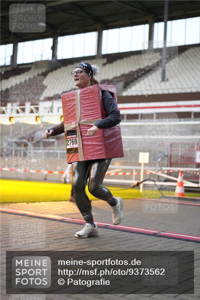 07.12.2025 - St. Pauli X-Mass-Run No. 15 Patografie http://msf.ph/oto/9373562 07.12.2025 12:04:22 Ziel 1228, 1231, 1490, 1504, 2404, 2410, 2769, 3675, 3833, 4008, 4056, 4059, 4302, 4305, 4311, 4374, 4375, 4386, 4728 meine-sportfotos.de
