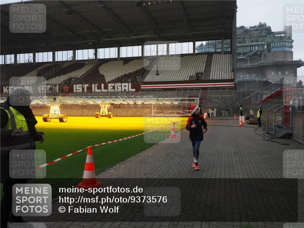 07.12.2025 - St. Pauli X-Mass-Run No. 15 Fabian Wolf http://msf.ph/oto/9373576 07.12.2025 09:55:57 Ziel 312, 3398 meine-sportfotos.de