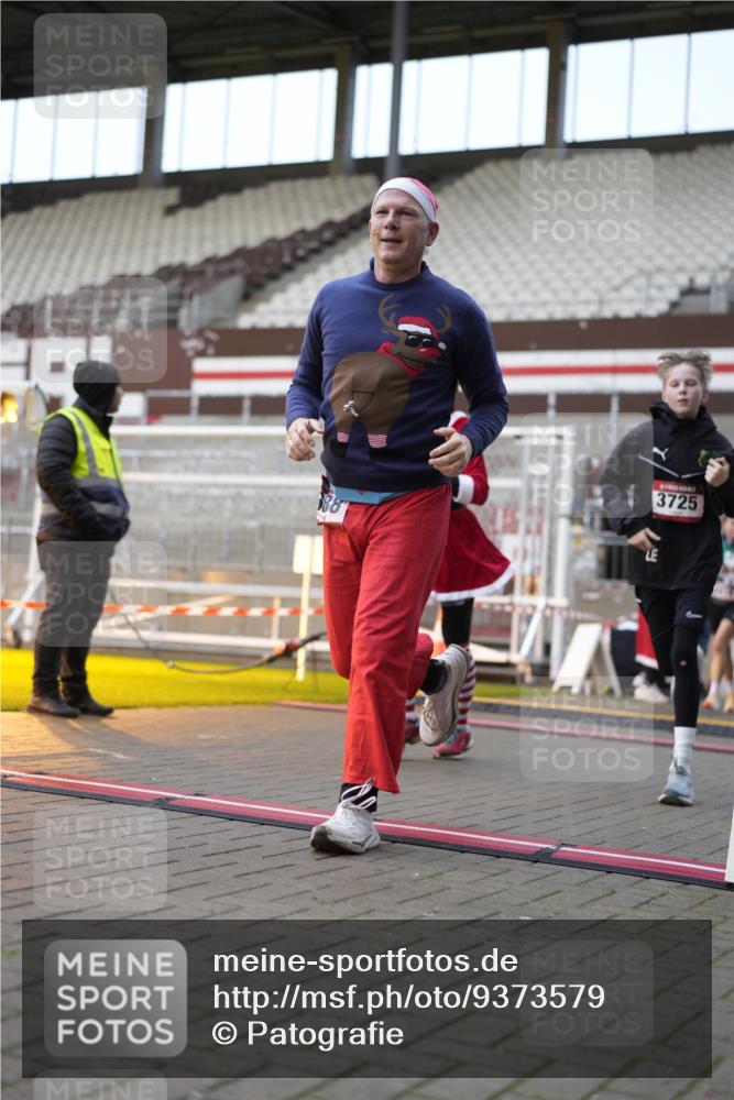 07.12.2025 - St. Pauli X-Mass-Run No. 15 Patografie http://msf.ph/oto/9373579 07.12.2025 12:04:34 Ziel 2404, 2410, 2769, 3604, 3675, 3688, 3725, 3833, 4056, 4059, 4417, 4418, 4420 meine-sportfotos.de