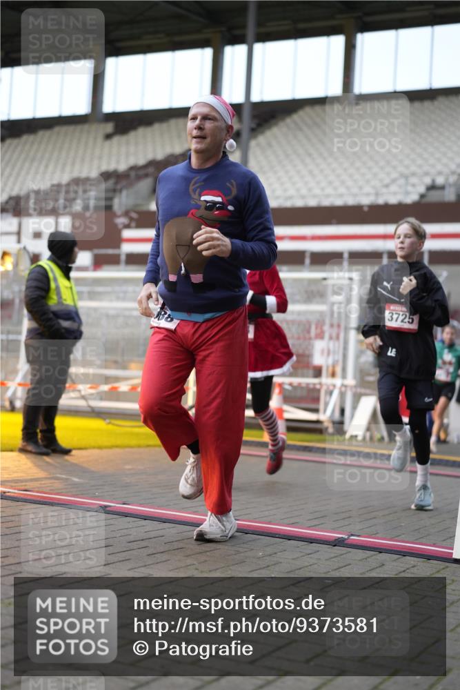 07.12.2025 - St. Pauli X-Mass-Run No. 15 Patografie http://msf.ph/oto/9373581 07.12.2025 12:04:34 Ziel 2404, 2410, 2769, 3604, 3675, 3688, 3725, 3833, 4056, 4059, 4417, 4418, 4420 meine-sportfotos.de