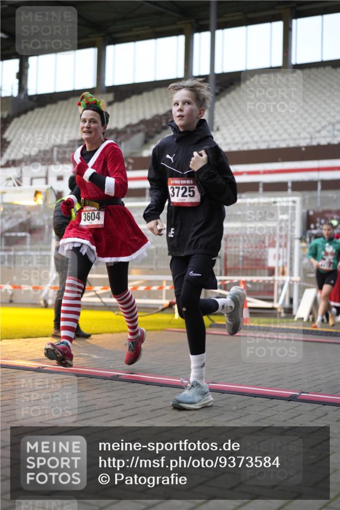 07.12.2025 - St. Pauli X-Mass-Run No. 15 Patografie http://msf.ph/oto/9373584 07.12.2025 12:04:34 Ziel 2404, 2410, 2769, 3604, 3675, 3688, 3725, 3833, 4056, 4059, 4417, 4418, 4420 meine-sportfotos.de