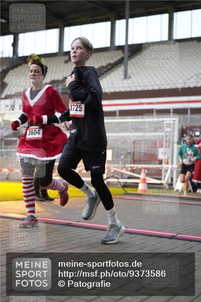 07.12.2025 - St. Pauli X-Mass-Run No. 15 Patografie http://msf.ph/oto/9373586 07.12.2025 12:04:34 Ziel 2404, 2410, 2769, 3604, 3675, 3688, 3725, 3833, 4056, 4059, 4417, 4418, 4420 meine-sportfotos.de