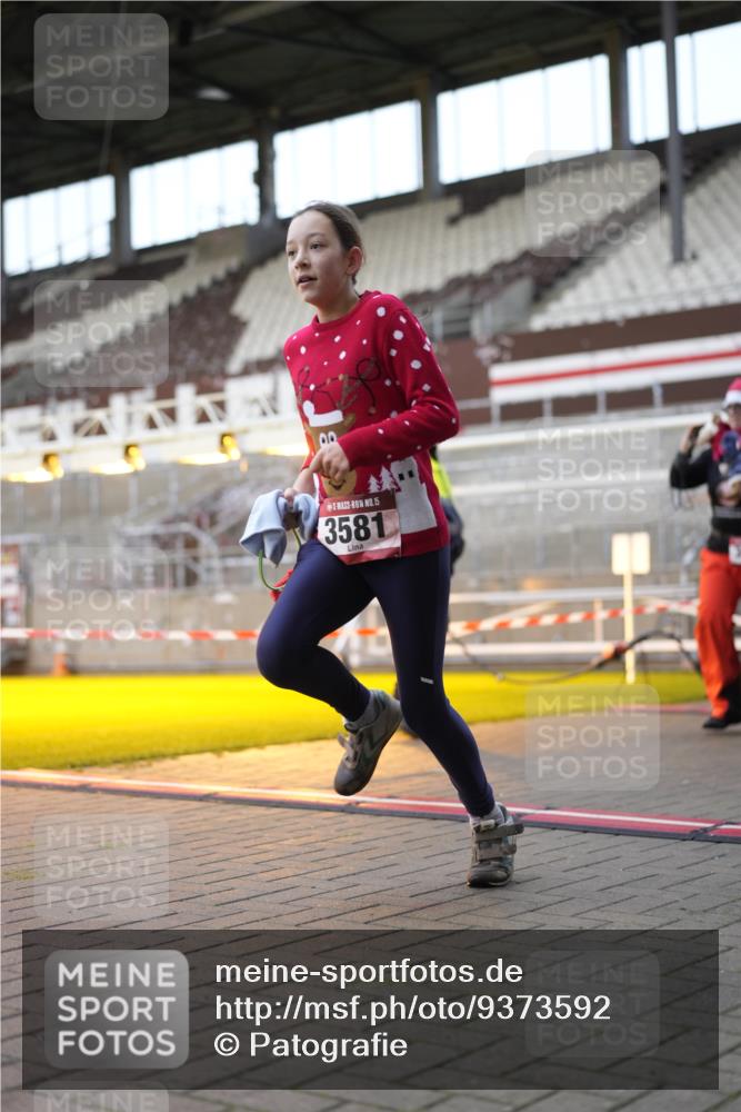 07.12.2025 - St. Pauli X-Mass-Run No. 15 Patografie http://msf.ph/oto/9373592 07.12.2025 12:04:43 Ziel 3021, 3175, 3176, 3487, 3577, 3581, 3604, 3688, 3725, 4329, 4417, 4418, 4420 meine-sportfotos.de