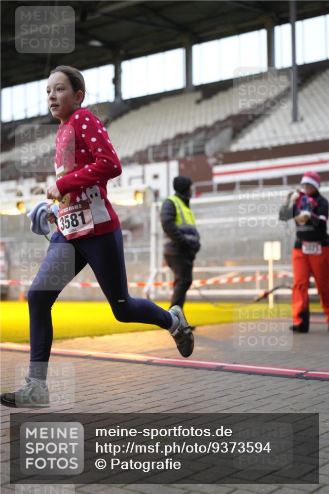07.12.2025 - St. Pauli X-Mass-Run No. 15 Patografie http://msf.ph/oto/9373594 07.12.2025 12:04:44 Ziel 3021, 3175, 3176, 3487, 3577, 3581, 3604, 3688, 3725, 4329, 4417, 4418, 4420 meine-sportfotos.de