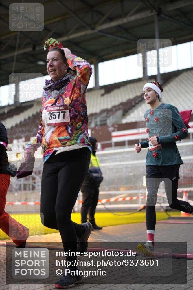 07.12.2025 - St. Pauli X-Mass-Run No. 15 Patografie http://msf.ph/oto/9373601 07.12.2025 12:04:46 Ziel 3021, 3175, 3176, 3487, 3569, 3577, 3581, 3604, 3688, 3725, 4329, 4417, 4418, 4420 meine-sportfotos.de