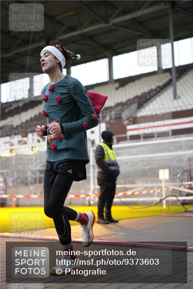 07.12.2025 - St. Pauli X-Mass-Run No. 15 Patografie http://msf.ph/oto/9373603 07.12.2025 12:04:46 Ziel 3021, 3175, 3176, 3487, 3569, 3577, 3581, 3604, 3688, 3725, 4329, 4417, 4418, 4420 meine-sportfotos.de