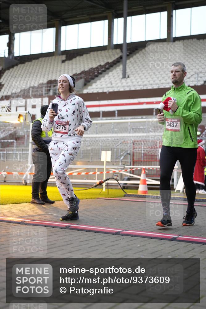 07.12.2025 - St. Pauli X-Mass-Run No. 15 Patografie http://msf.ph/oto/9373609 07.12.2025 12:04:48 Ziel 3021, 3175, 3176, 3487, 3569, 3577, 3581, 3604, 3688, 3725, 4329, 4417, 4418, 4420 meine-sportfotos.de