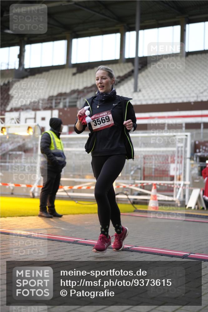 07.12.2025 - St. Pauli X-Mass-Run No. 15 Patografie http://msf.ph/oto/9373615 07.12.2025 12:04:50 Ziel 3021, 3175, 3176, 3487, 3569, 3577, 3581, 4329, 4417, 4418, 4420 meine-sportfotos.de