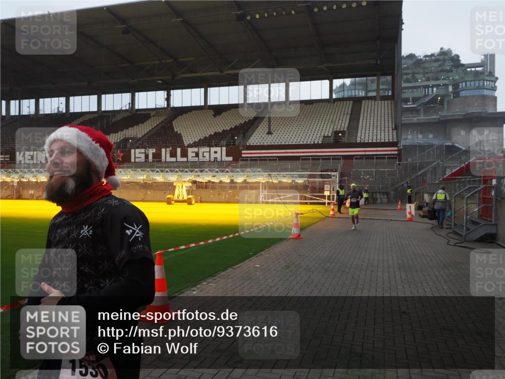 07.12.2025 - St. Pauli X-Mass-Run No. 15 Fabian Wolf http://msf.ph/oto/9373616 07.12.2025 09:56:12 Ziel 1483, 1530 meine-sportfotos.de