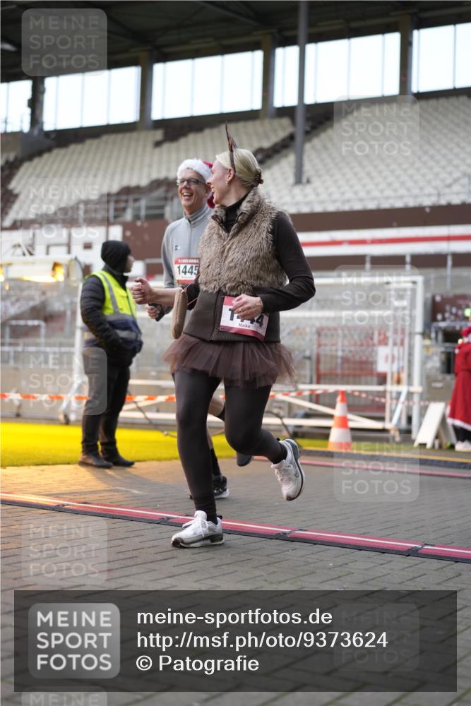 07.12.2025 - St. Pauli X-Mass-Run No. 15 Patografie http://msf.ph/oto/9373624 07.12.2025 12:05:01 Ziel 1304, 1444, 1445, 1446, 3175, 3176, 3268, 3273, 3279, 3372, 3487, 3569, 3577, 4329 meine-sportfotos.de