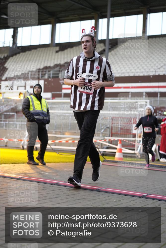 07.12.2025 - St. Pauli X-Mass-Run No. 15 Patografie http://msf.ph/oto/9373628 07.12.2025 12:05:03 Ziel 1304, 1444, 1445, 1446, 3175, 3176, 3268, 3273, 3279, 3372, 3487, 3569, 4748 meine-sportfotos.de