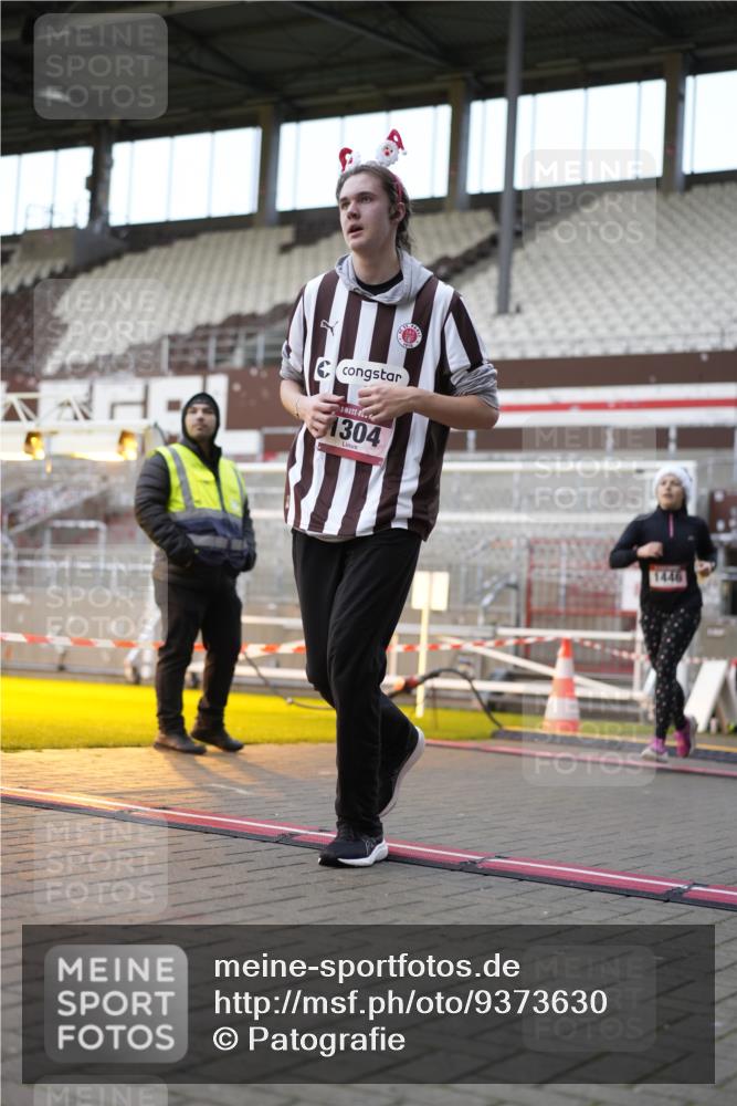 07.12.2025 - St. Pauli X-Mass-Run No. 15 Patografie http://msf.ph/oto/9373630 07.12.2025 12:05:03 Ziel 1304, 1444, 1445, 1446, 3175, 3176, 3268, 3273, 3279, 3372, 3487, 3569, 4748 meine-sportfotos.de