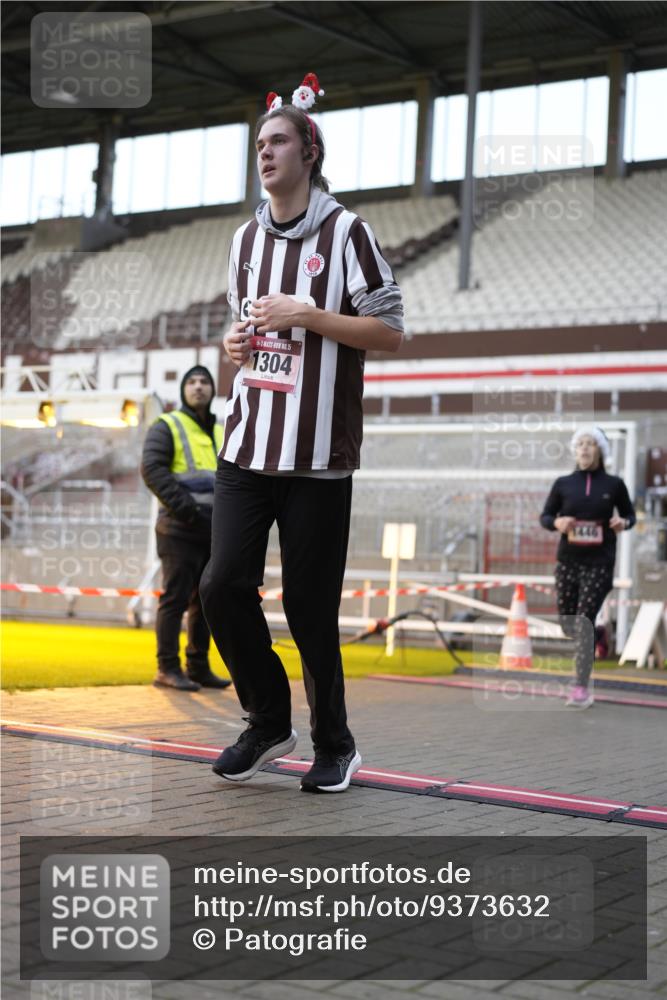 07.12.2025 - St. Pauli X-Mass-Run No. 15 Patografie http://msf.ph/oto/9373632 07.12.2025 12:05:03 Ziel 1304, 1444, 1445, 1446, 3175, 3176, 3268, 3273, 3279, 3372, 3487, 3569, 4748 meine-sportfotos.de